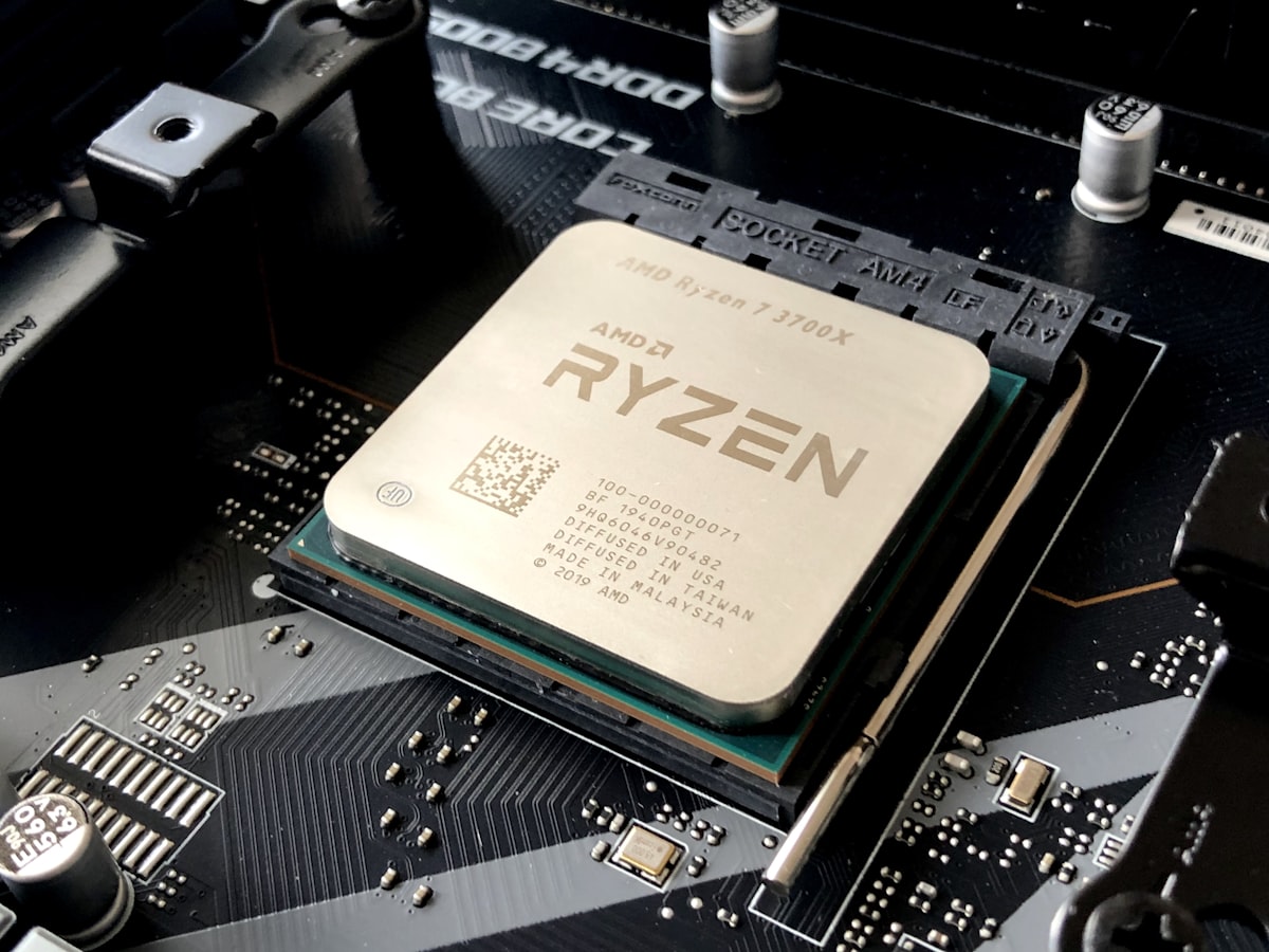 Componente de hardware em manutenção no laboratório da Realltime